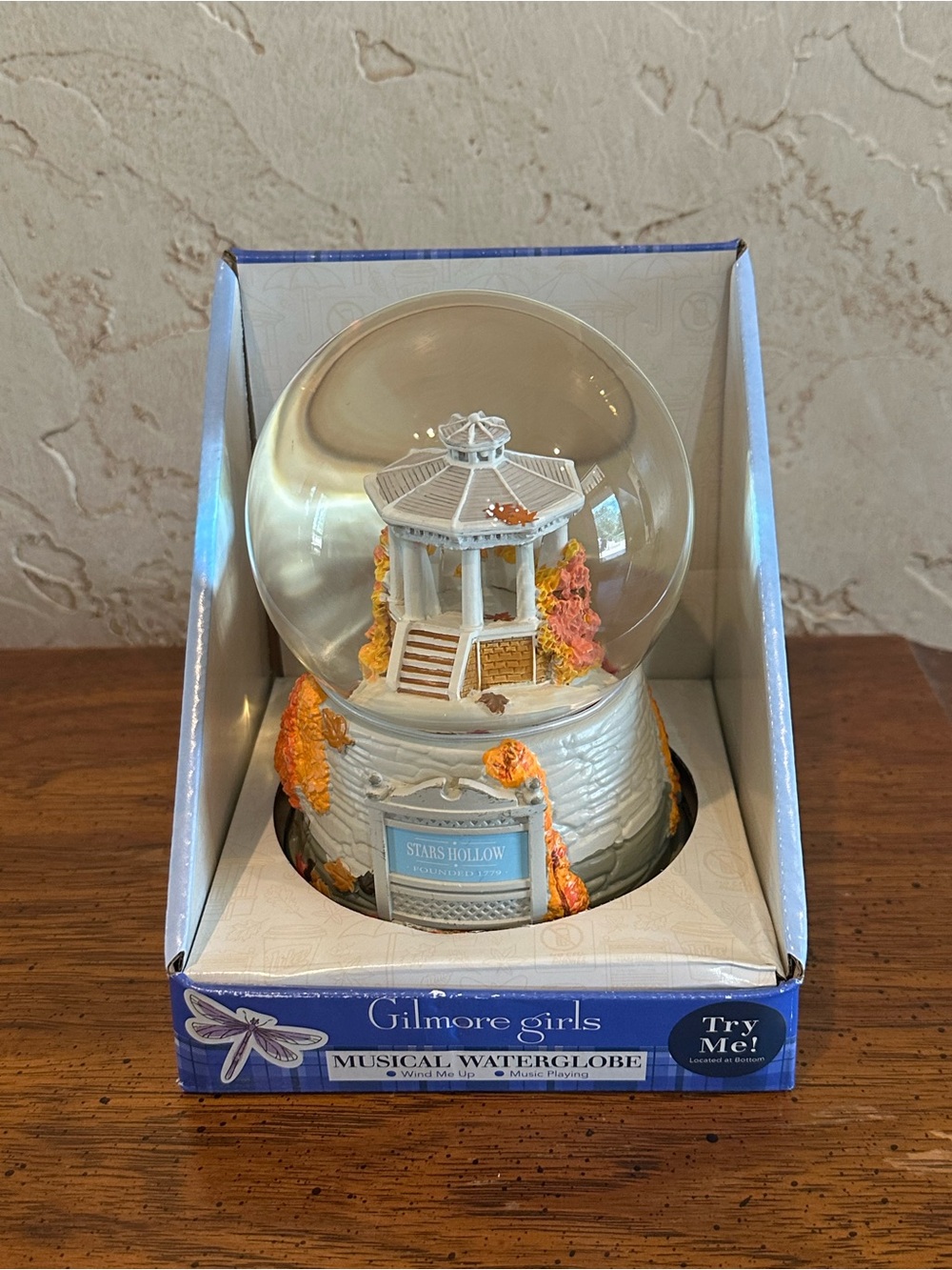 Gilmore Girls Stars Hollow Gazebo Musical Water Globe Snow-Globe NWT